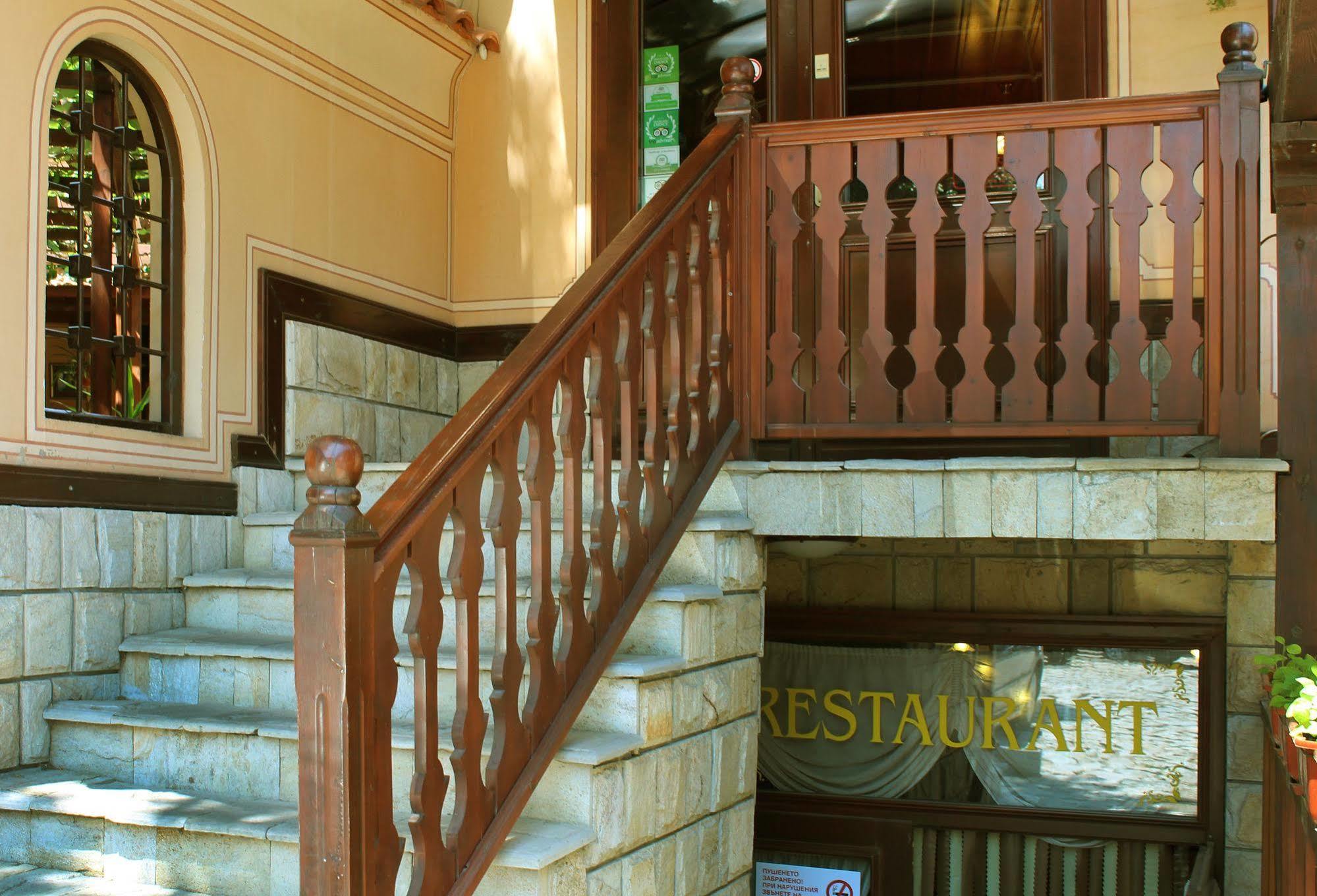 Family Hotel At Renaissance Square Plovdiv Exterior foto