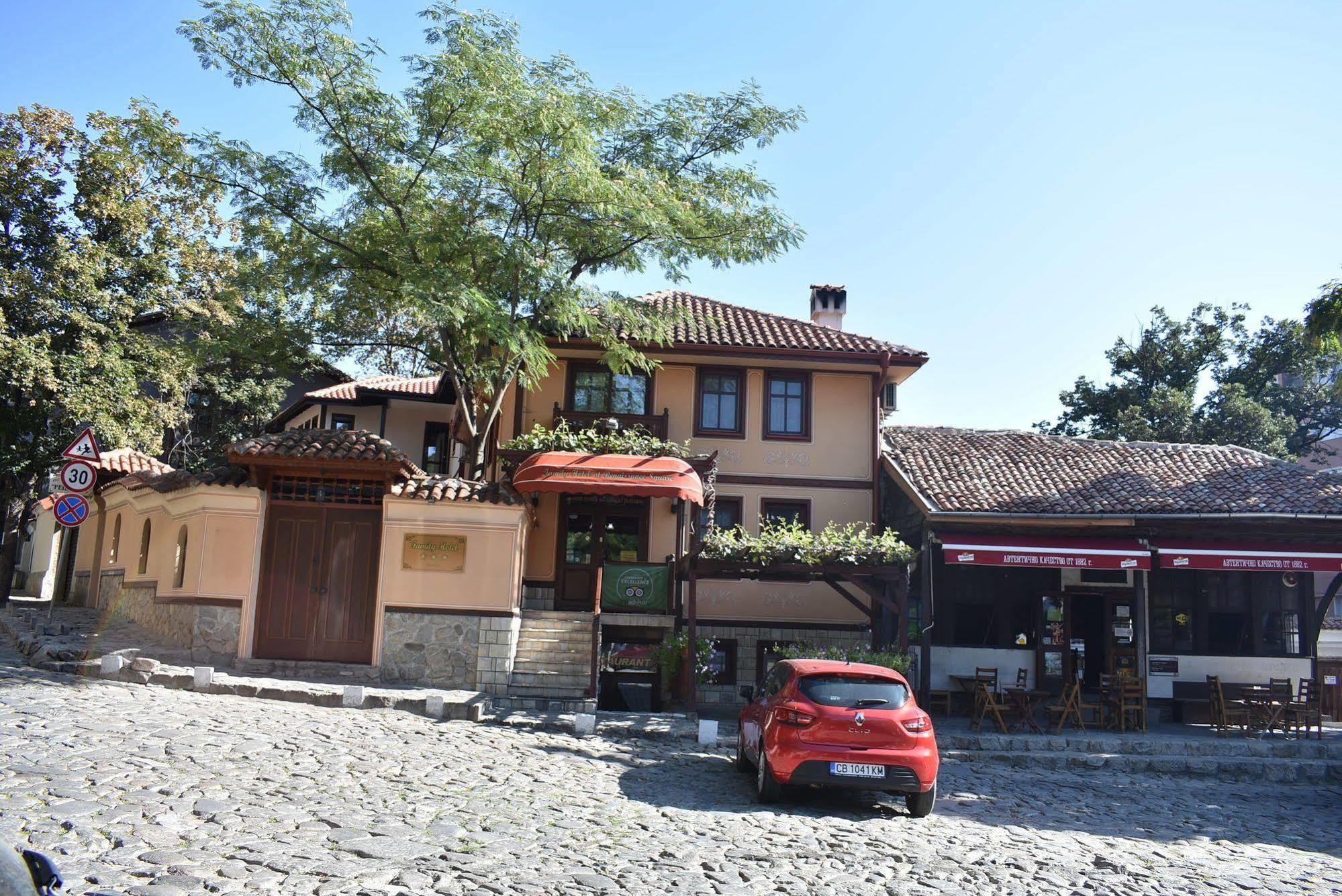 Family Hotel At Renaissance Square Plovdiv Exterior foto